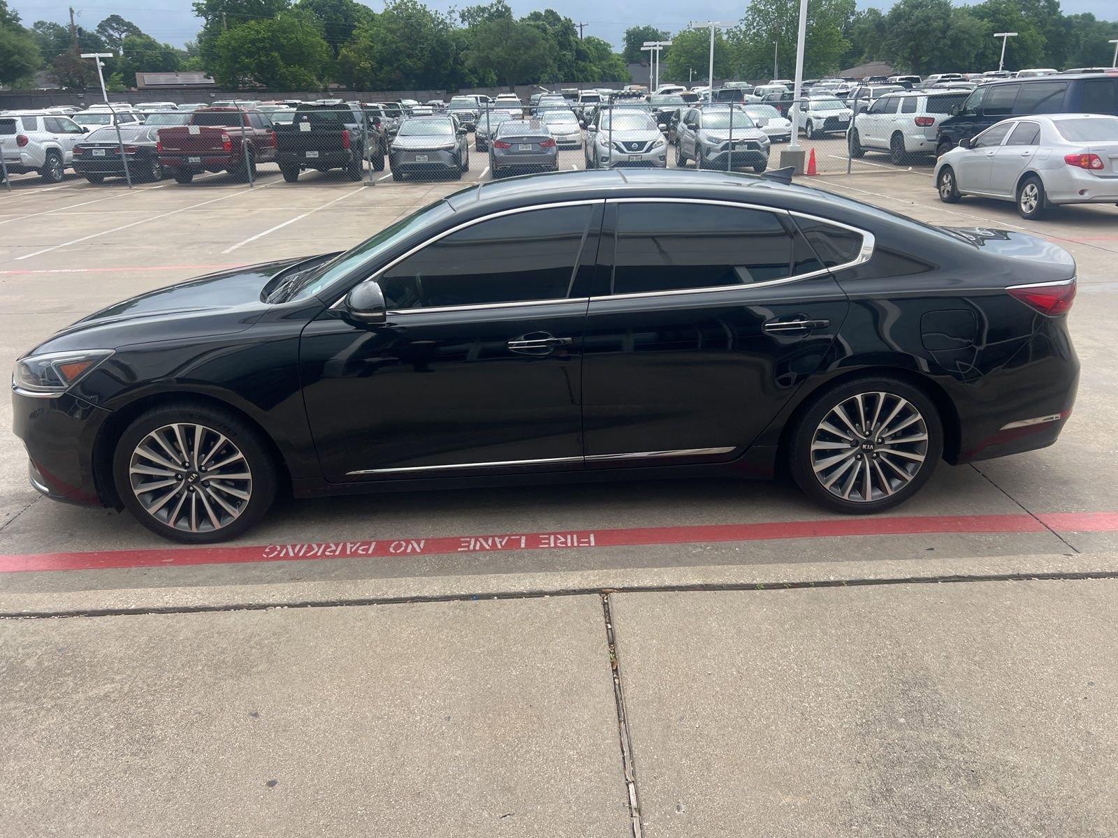 Used 2017 Kia Cadenza Premium w/ Luxury Package FWD image 3