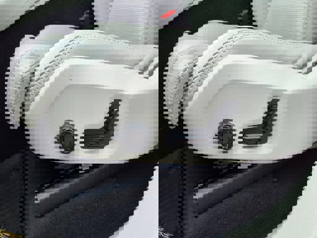 Used 2025 Volvo XC90 T8 Ultra w/ Protection Package Premier image 4