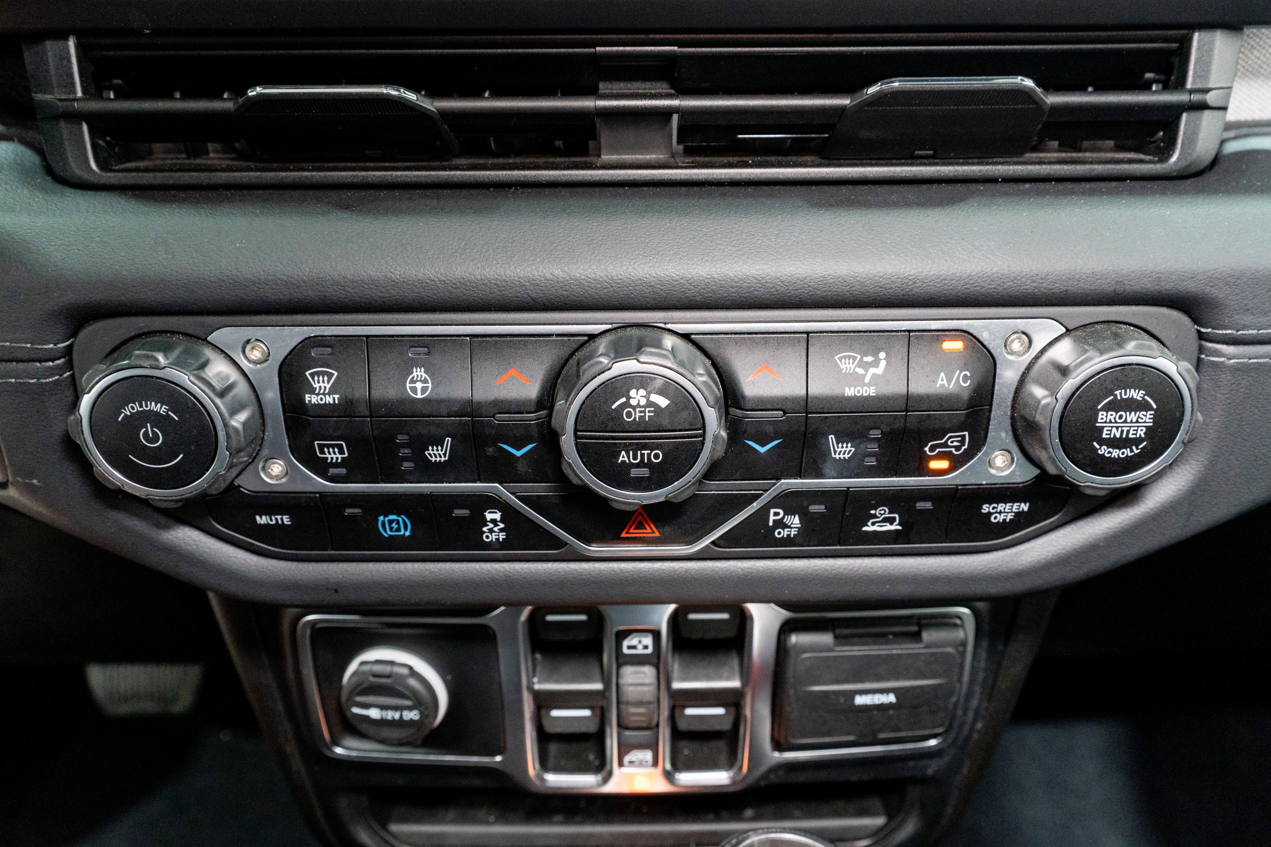 Used 2024 Jeep Wrangler Unlimited Sahara w/ Technology Group AWD/4WD image 21