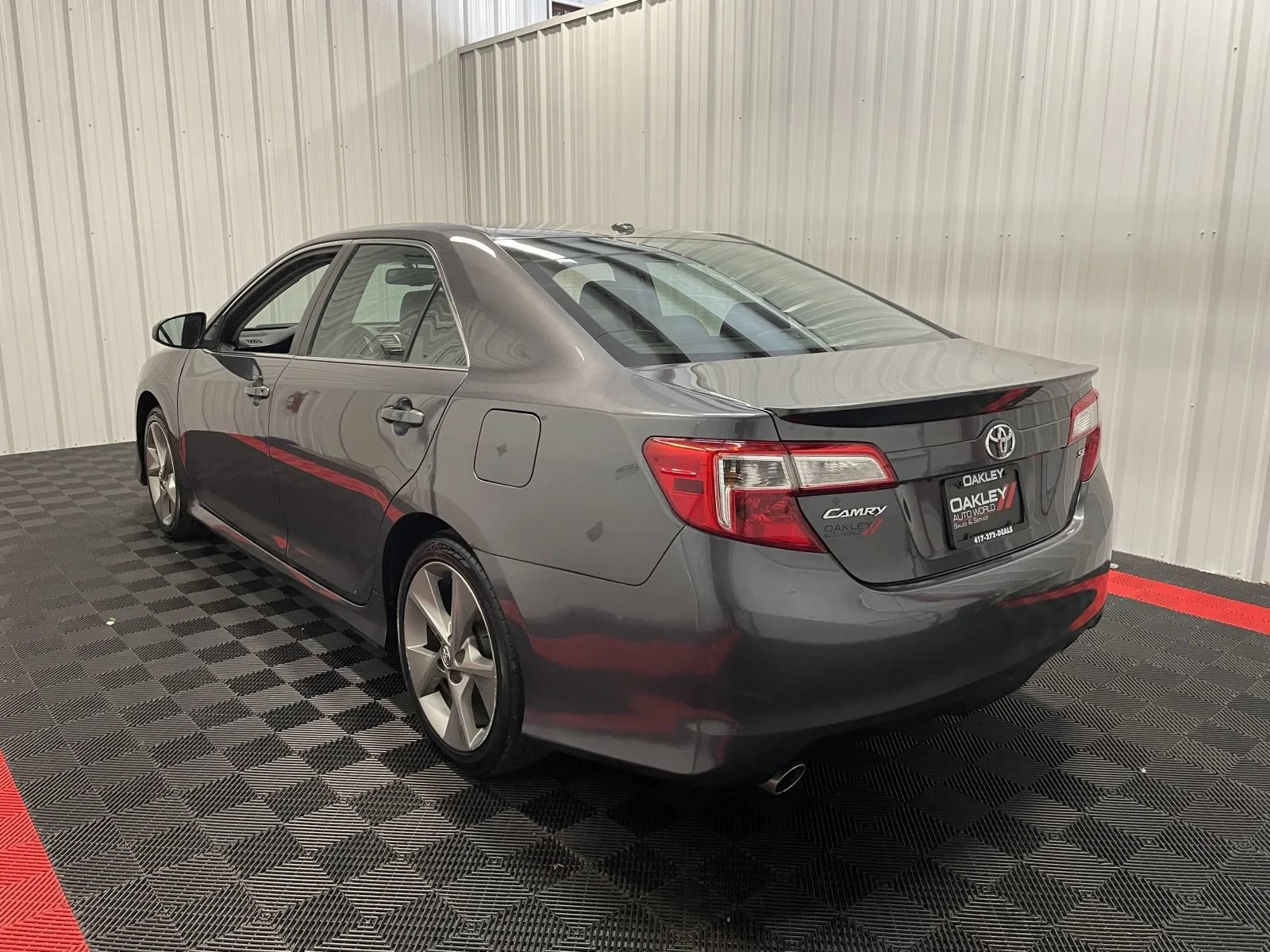 Used 2013 Toyota Camry SE w/ Leather Pkg FWD image 2
