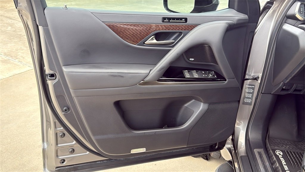 Used 2024 Lexus LX 600 4WD w/ Ultra Luxury Package image 12