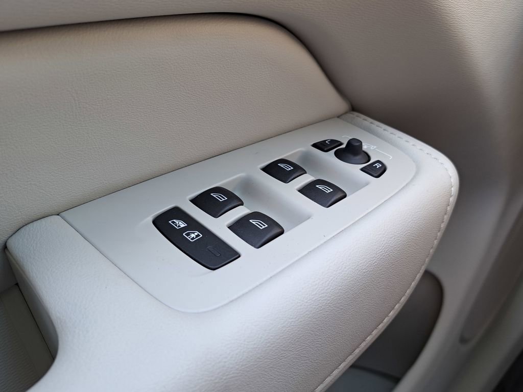 Used 2023 Volvo XC60 B5 Ultimate w/ Climate Package image 18