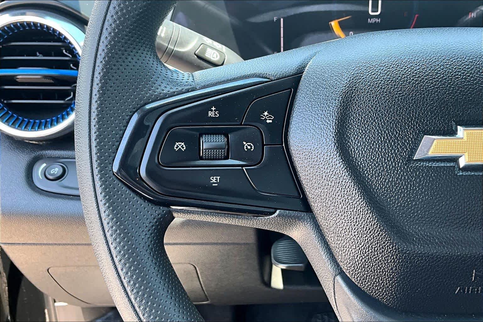 Used 2025 Chevrolet Trax LT FWD image 23