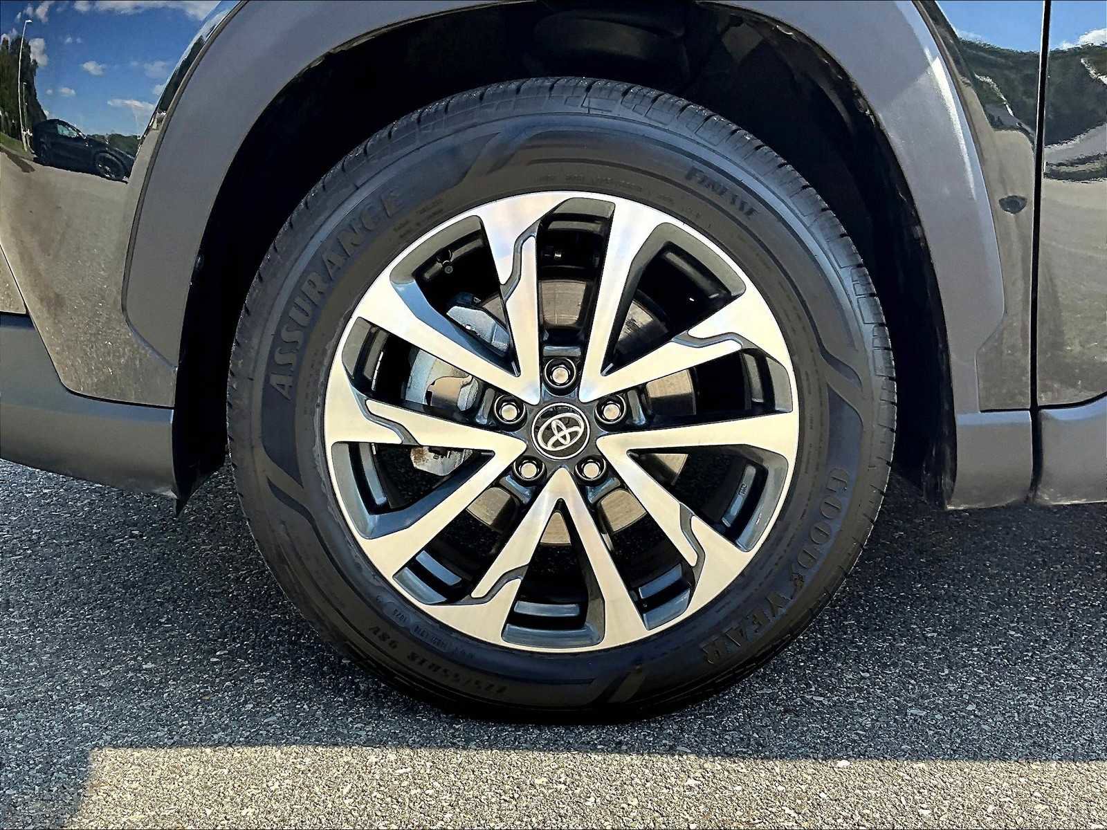 Used 2025 Toyota Corolla Cross XLE image 7