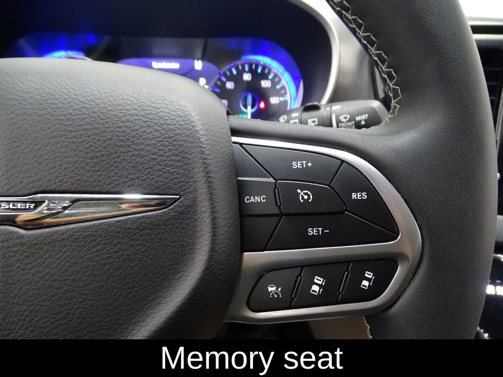 Used 2024 Chrysler Pacifica Touring-L image 10