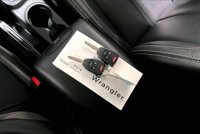 Used 2016 Jeep Wrangler Unlimited Rubicon w/ Connectivity Group image 37