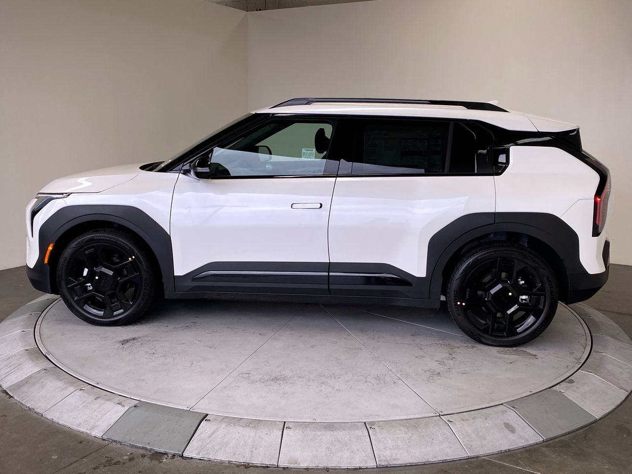 New 2027 Kia EV3 Wind FWD image 2