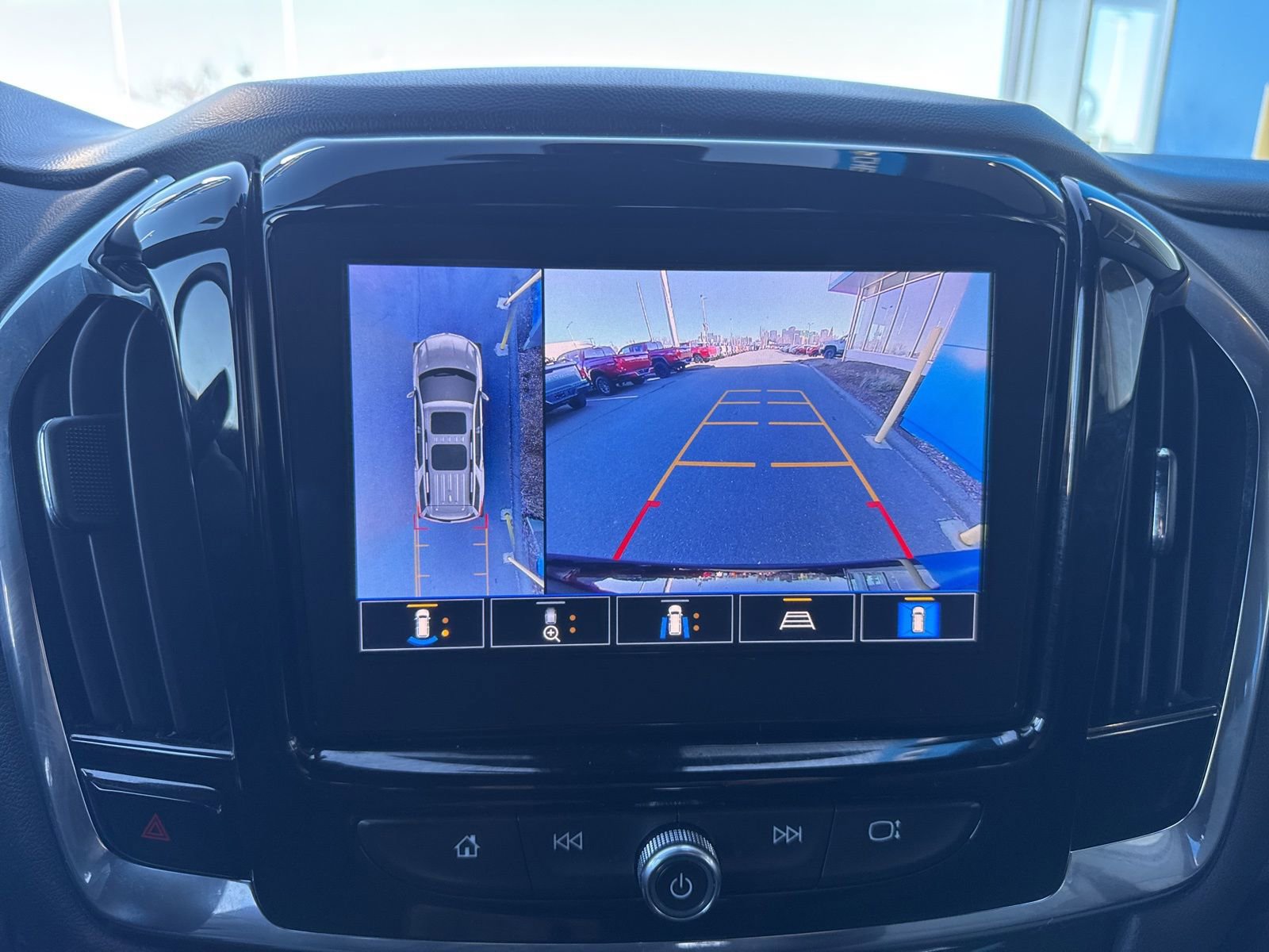 Used 2023 Chevrolet Traverse LT w/ Rear Camera Mirror Package image 27