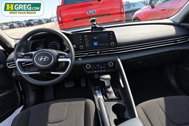 Used 2022 Hyundai Elantra SEL w/ Preferred Accessory Package FWD image 12