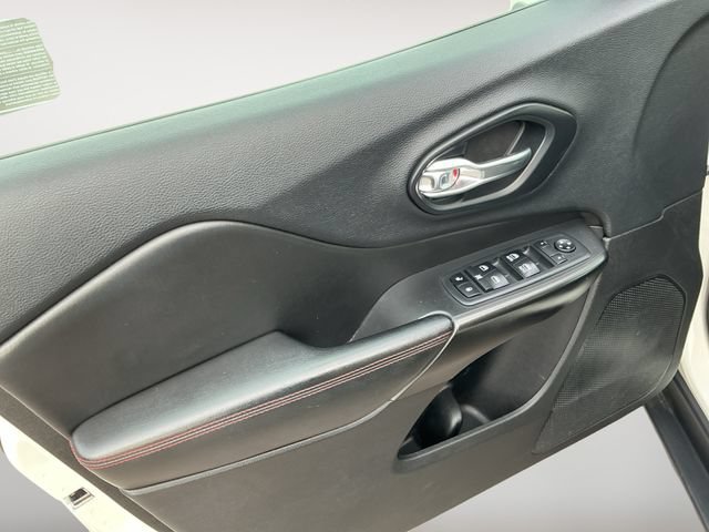 Used 2019 Jeep Cherokee Trailhawk w/ Comfort & Convenience Group AWD/4WD image 10