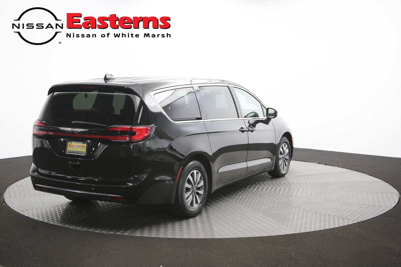 Used 2023 Chrysler Pacifica Touring-L FWD image 42