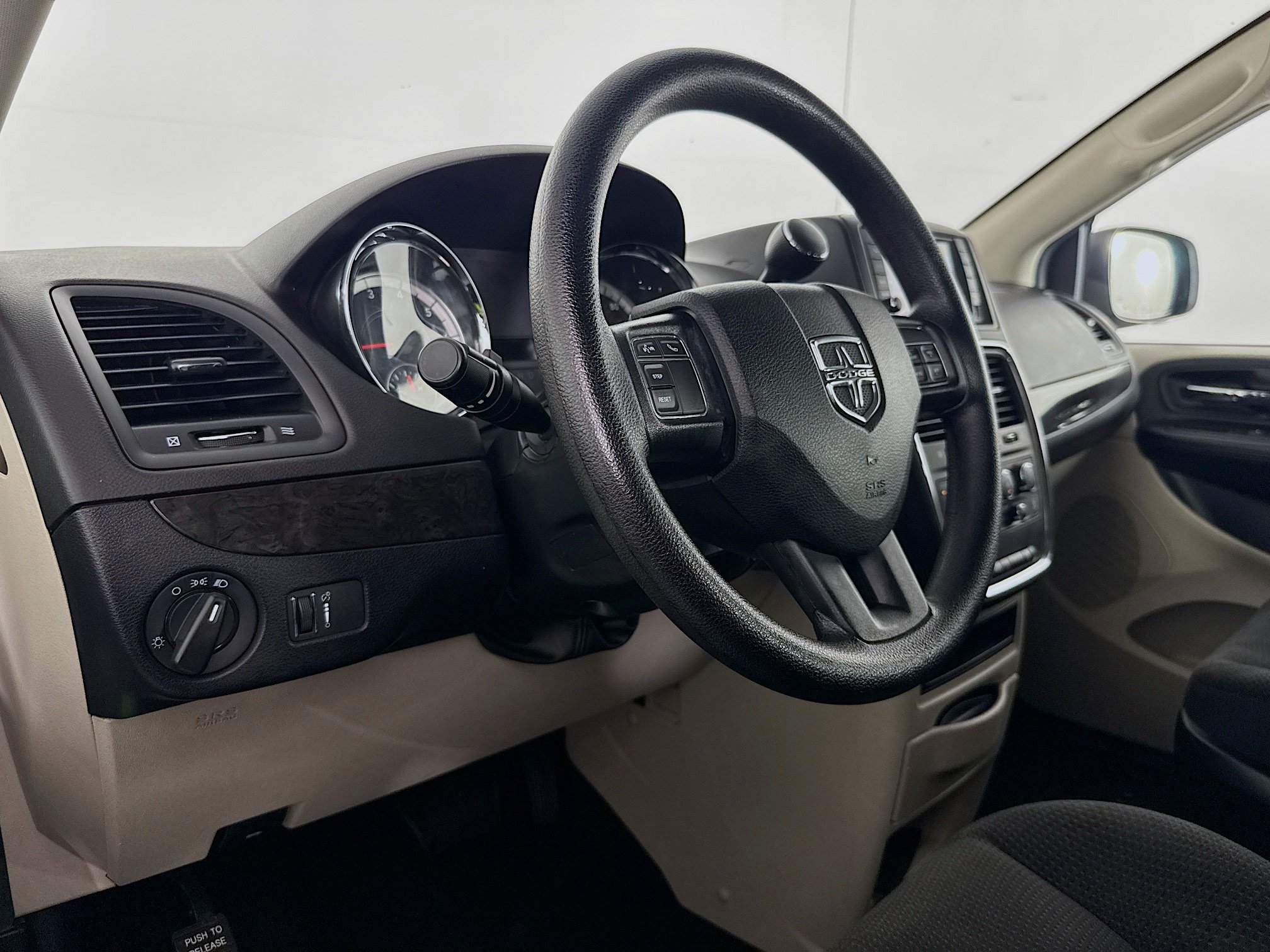 Used 2018 Dodge Grand Caravan SE w/ UConnect Hands-Free Group FWD image 19