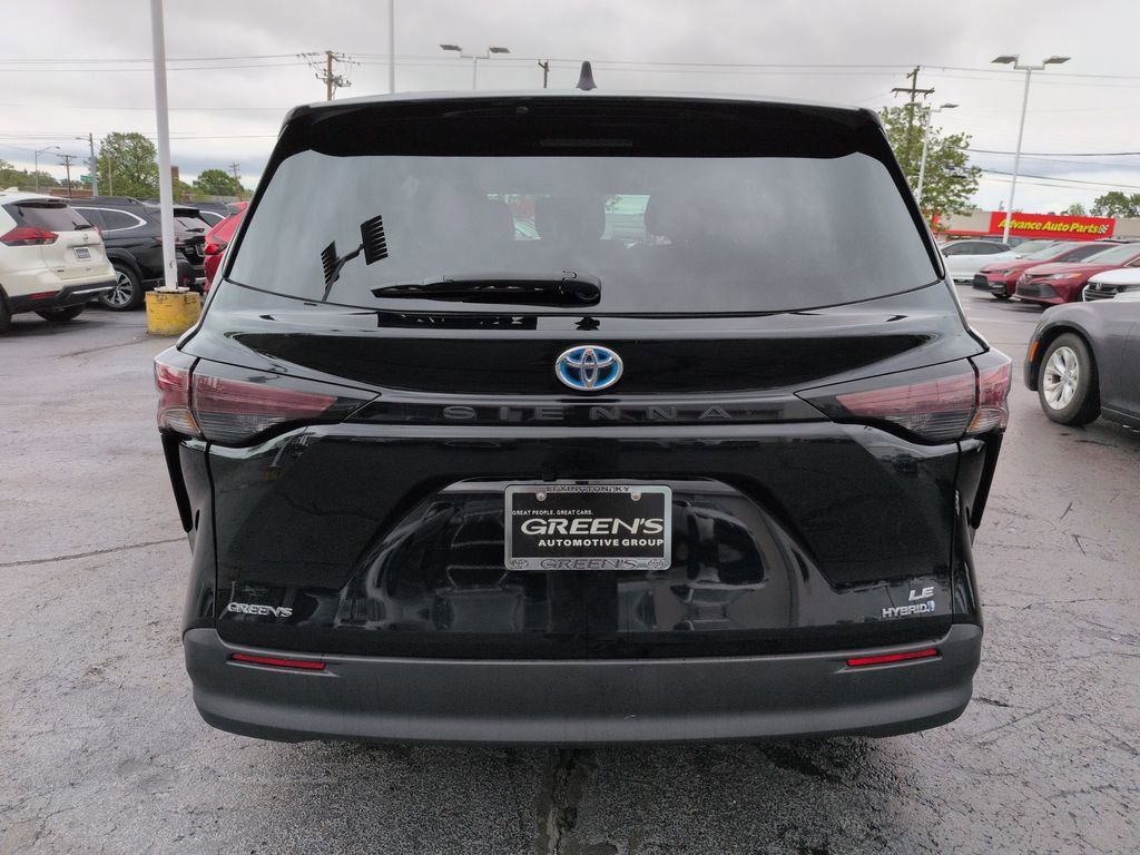 Used 2024 Toyota Sienna LE FWD image 4