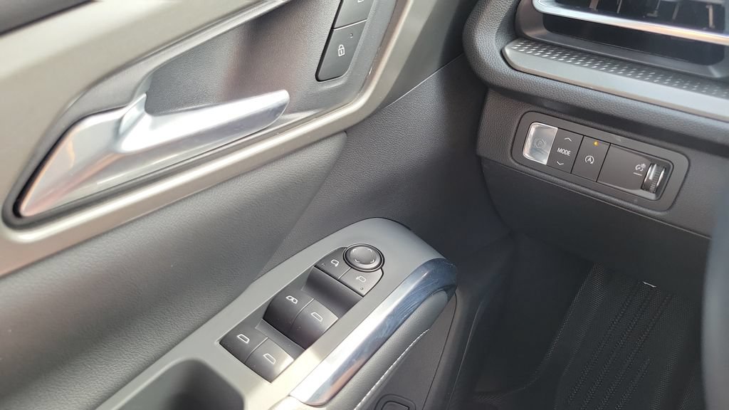 Used 2026 Chevrolet Traverse LT FWD image 19