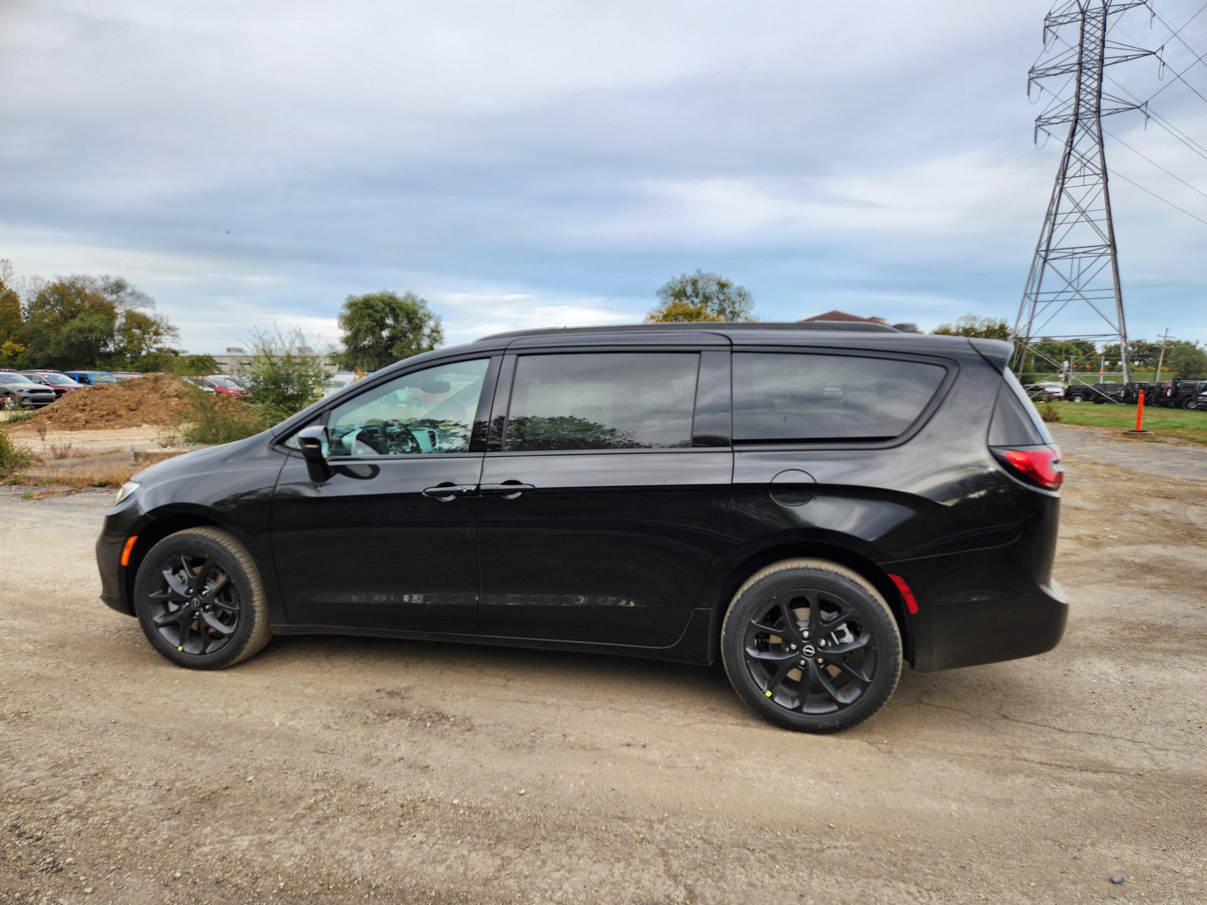 New 2026 Chrysler Pacifica Limited image 17