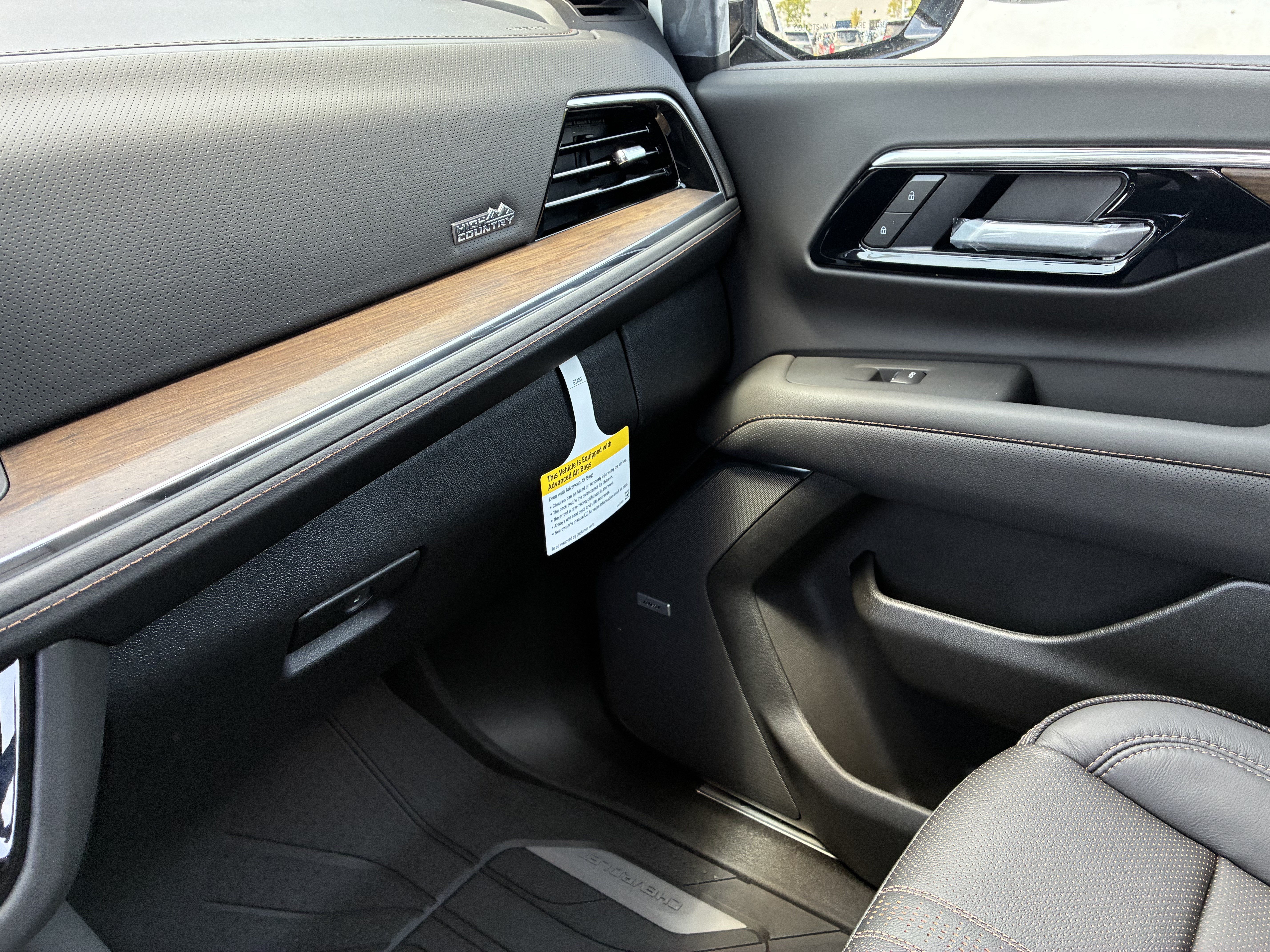 Used 2026 Chevrolet Suburban High Country RWD image 38