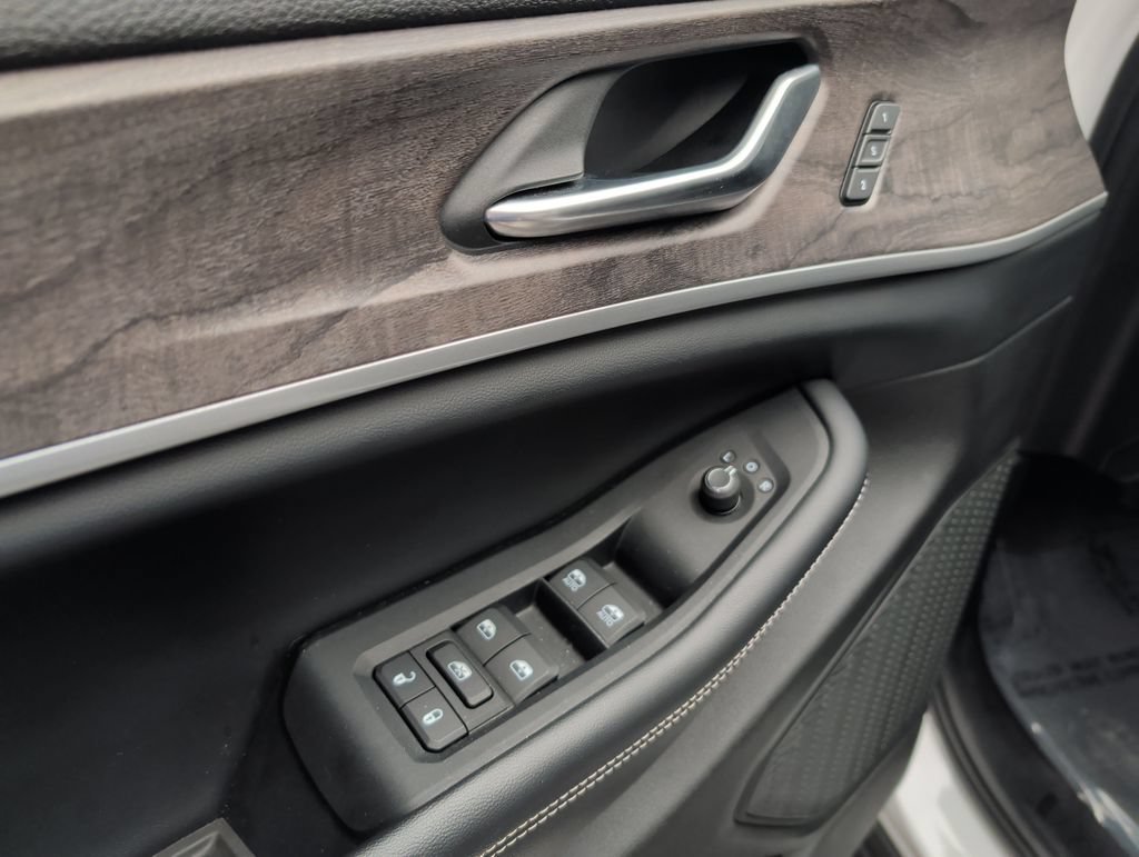 Used 2023 Jeep Grand Cherokee Limited AWD/4WD image 15