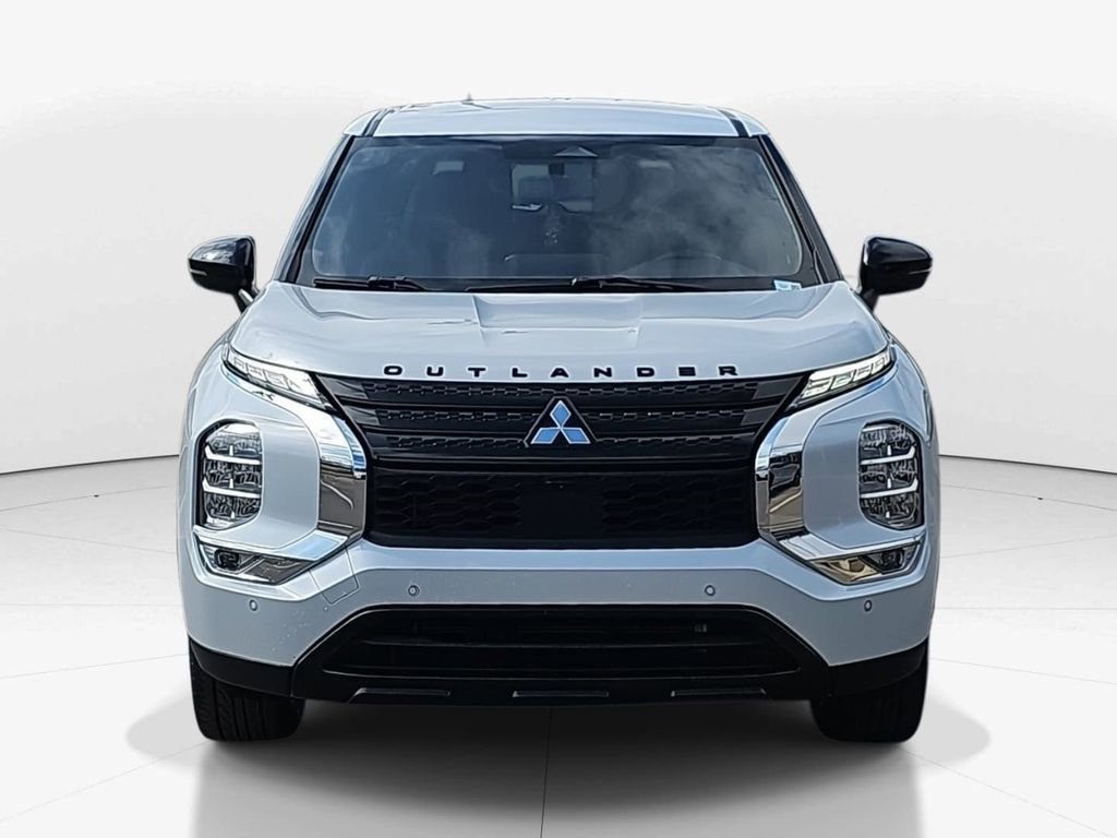 Used 2023 Mitsubishi Outlander SE image 2