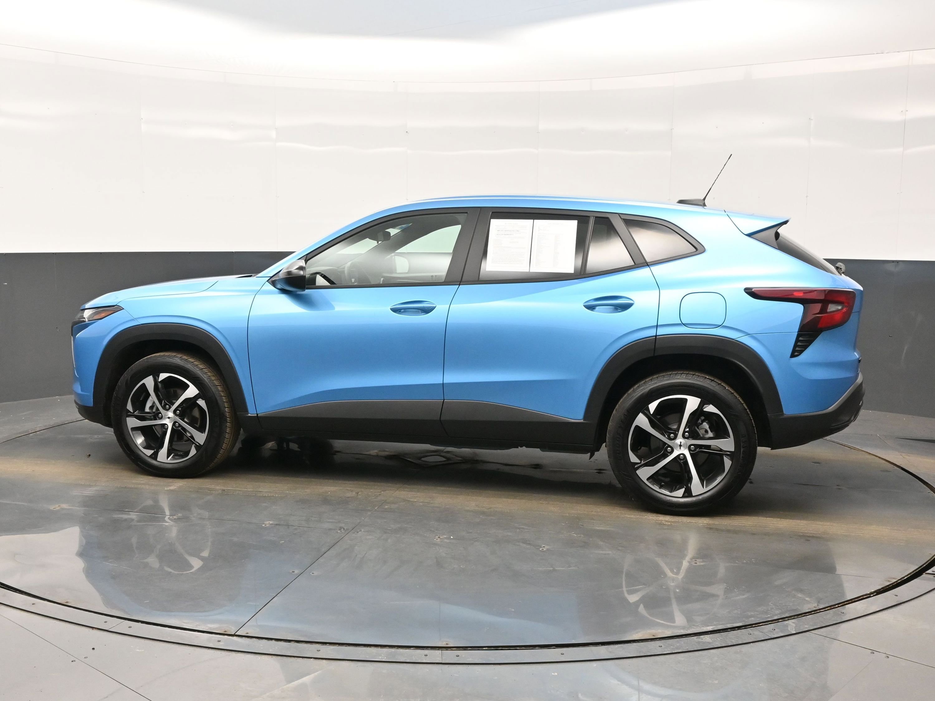 Used 2025 Chevrolet Trax RS w/ Driver Confidence Package image 3