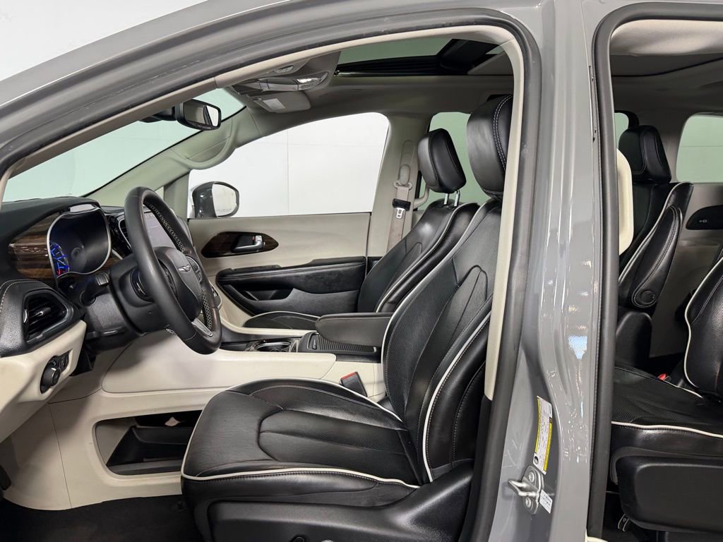 Used 2022 Chrysler Pacifica Limited image 12