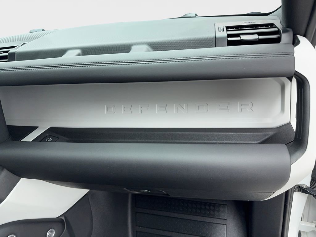 Used 2025 Land Rover Defender 110 S image 39