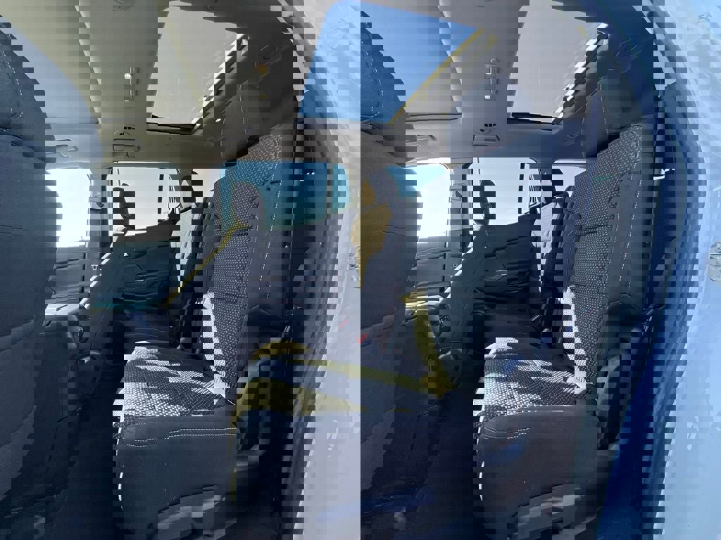 Used 2023 GMC Acadia SLE w/ Driver Convenience Package image 10