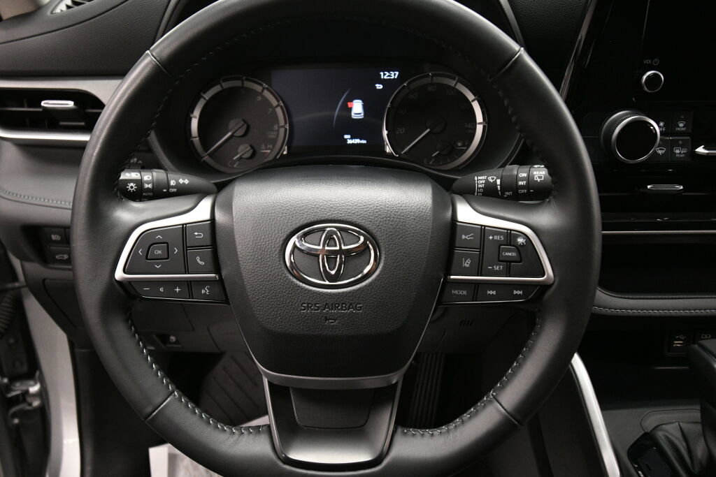 Certified 2024 Toyota Highlander LE image 12