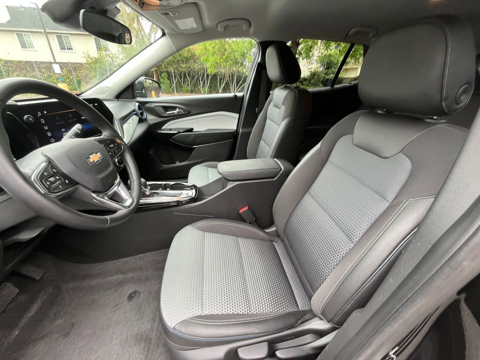 Used 2025 Chevrolet Trax LT w/ LT Convenience Package FWD image 24