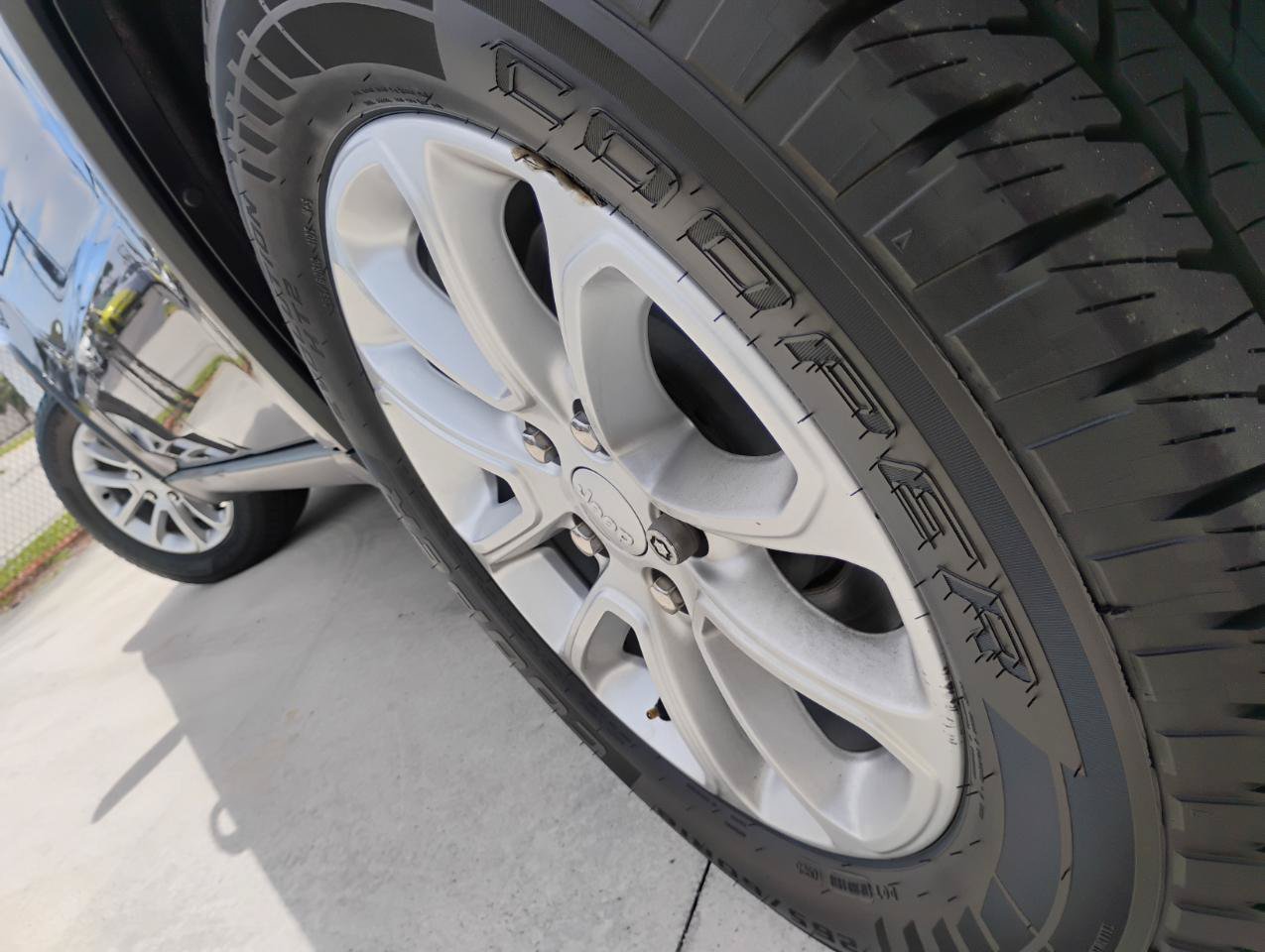Used 2021 Jeep Grand Cherokee Laredo RWD image 3