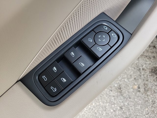 Used 2025 Porsche Macan 4 Electric image 26