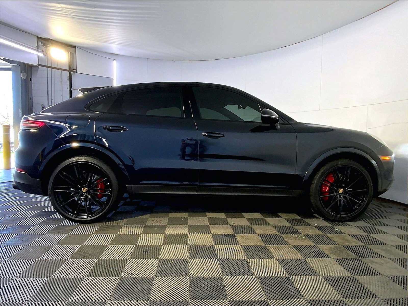 Used 2023 Porsche Cayenne Platinum Edition AWD/4WD image 8