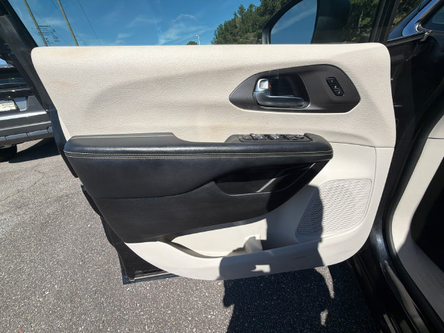 Used 2023 Chrysler Pacifica Touring-L FWD image 10