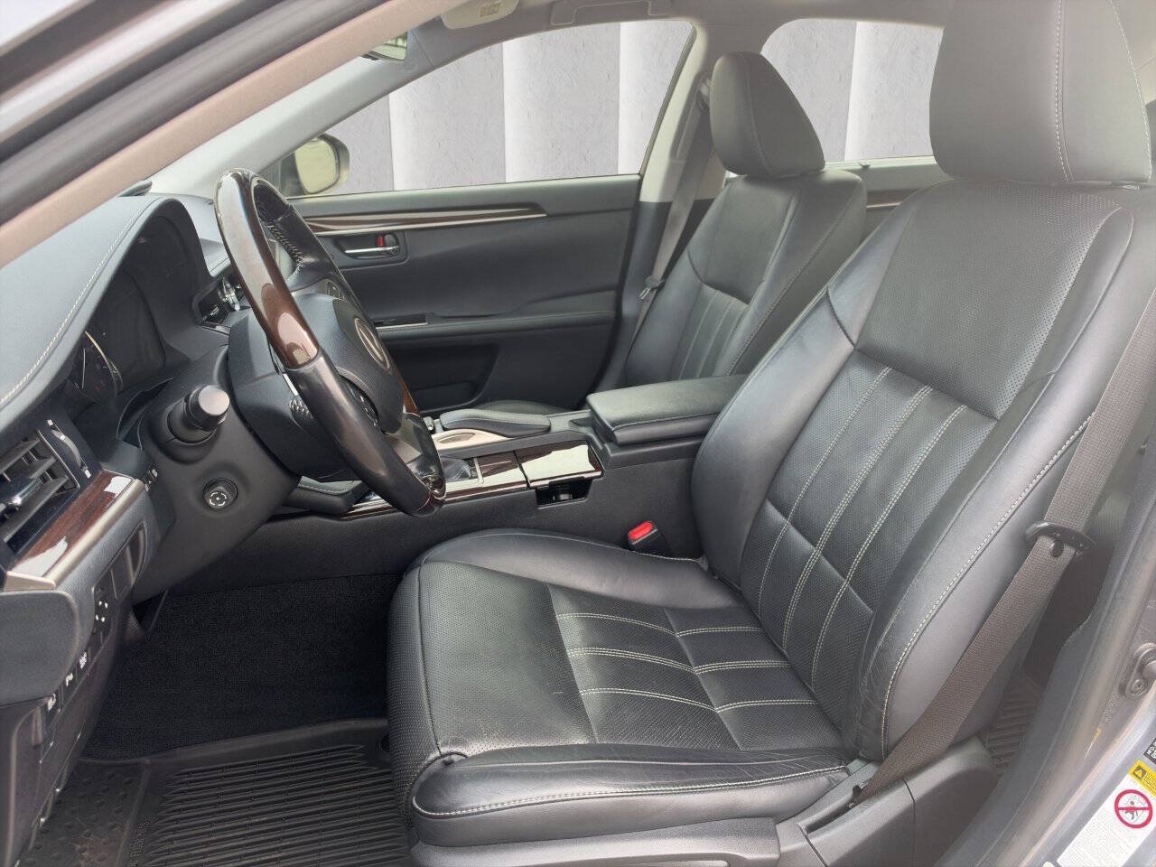 Used 2016 Lexus ES 350 w/ Ultra Luxury Package FWD image 9