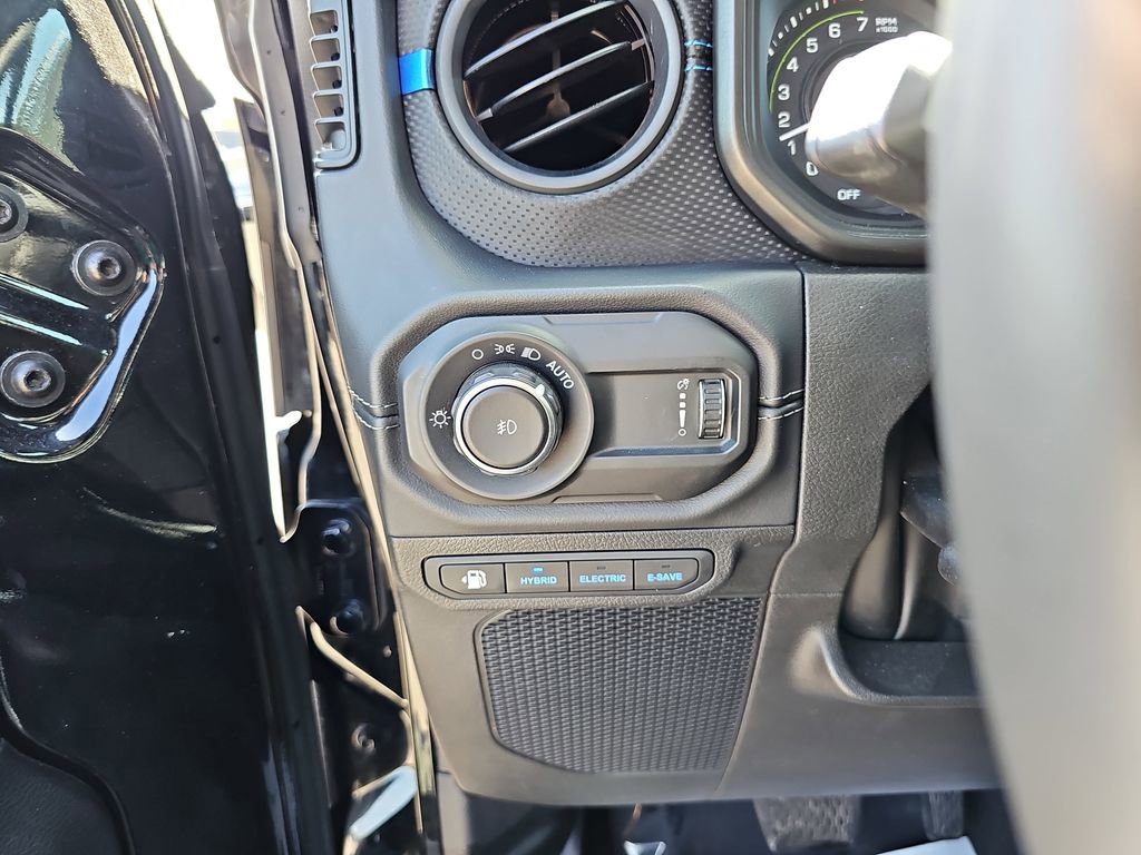 Used 2024 Jeep Wrangler Unlimited Rubicon 4xe image 31