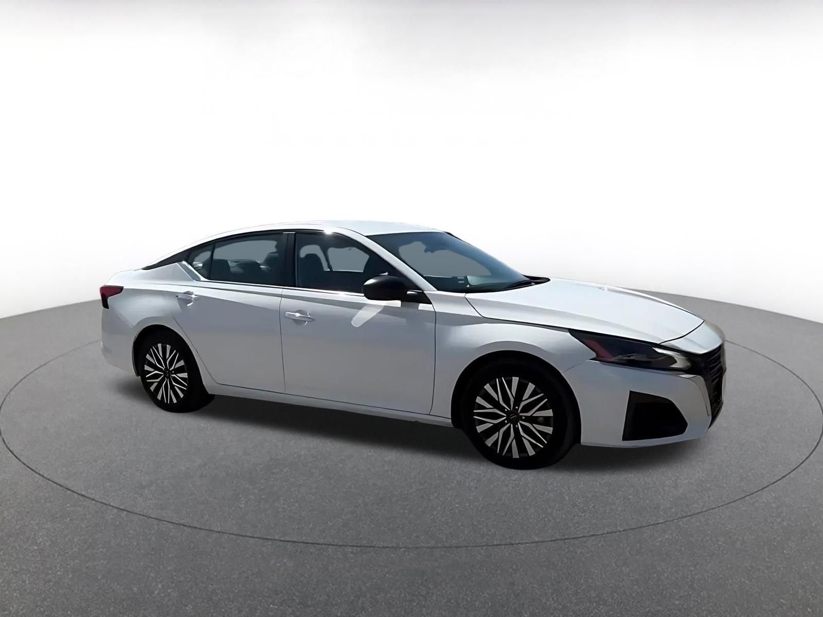 Used 2025 Nissan Altima 2.5 SV FWD image 2