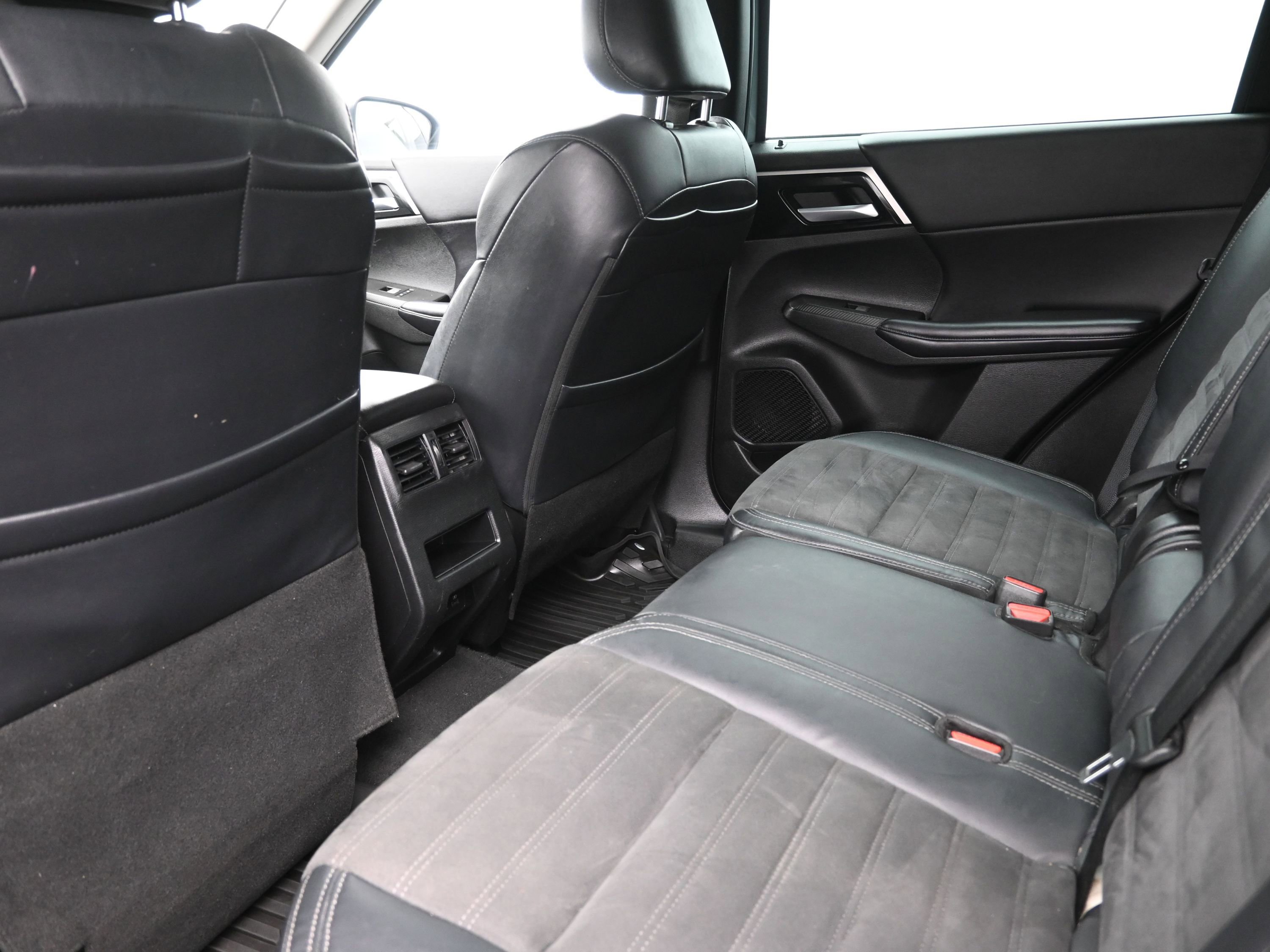 Used 2023 Mitsubishi Outlander SE image 21