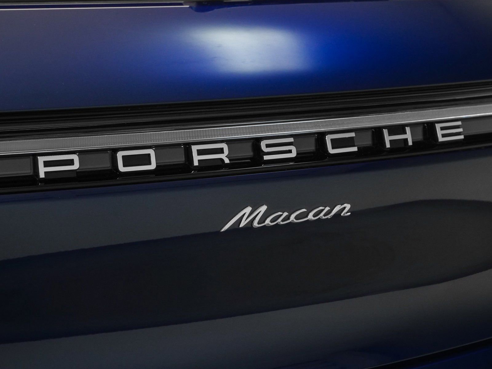 Certified 2025 Porsche Macan AWD/4WD image 16