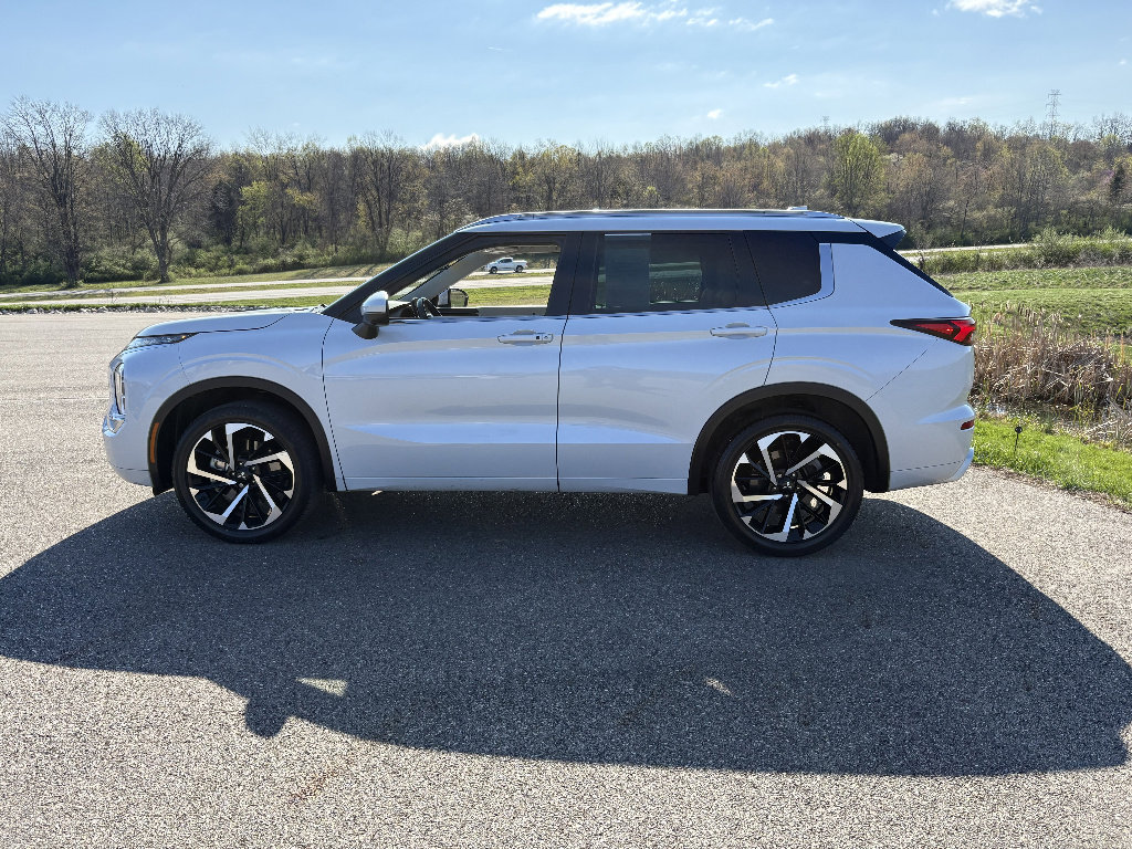 Used 2023 Mitsubishi Outlander SEL image 2