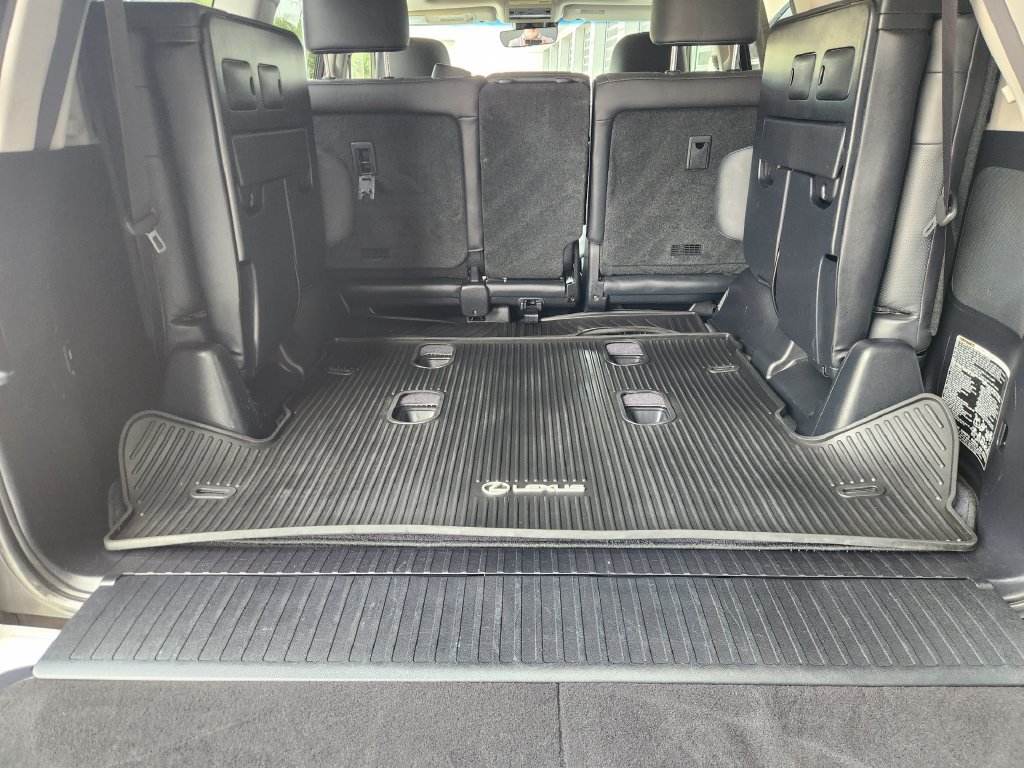 Used 2020 Lexus LX 570 4WD w/ 3rd Row & Luxury Pkg image 33