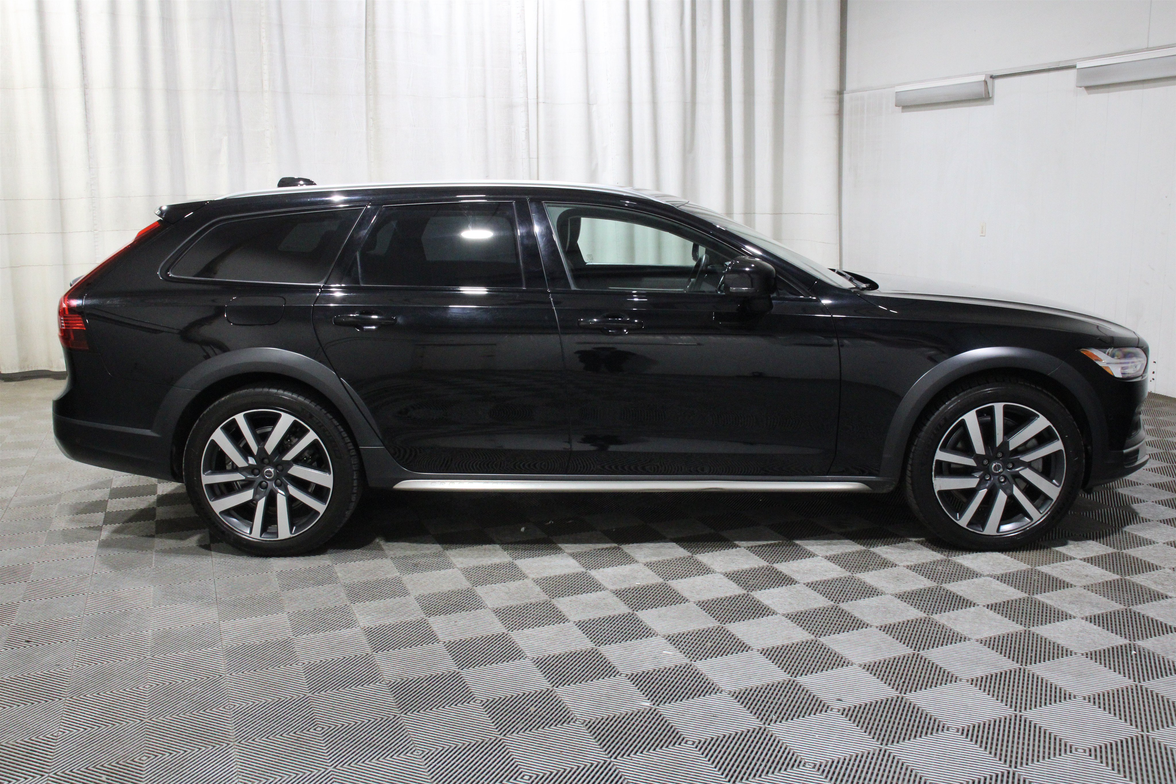 Used 2023 Volvo V90 B6 Cross Country Ultimate AWD/4WD image 25