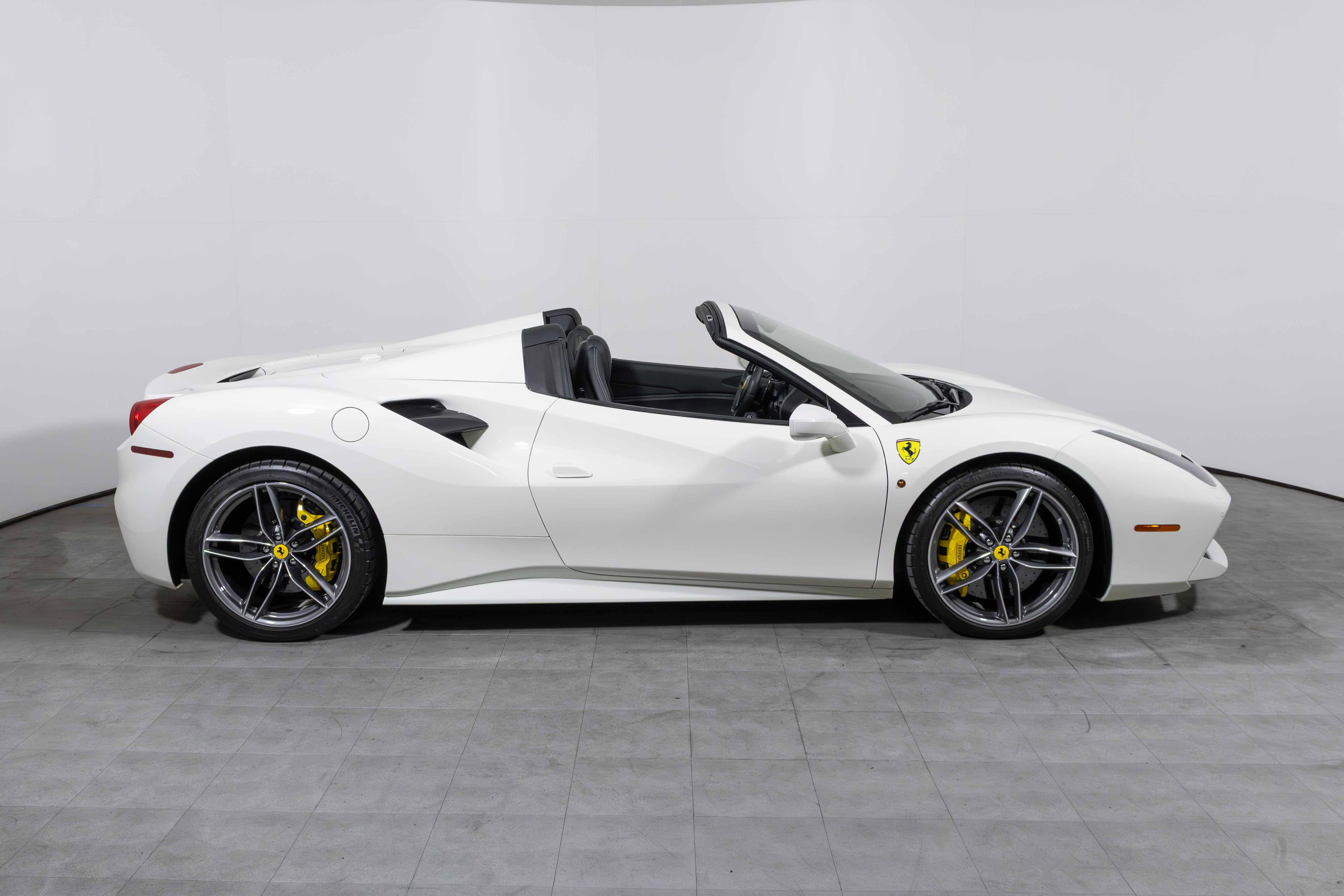 Used 2018 Ferrari 488 Spider image 4
