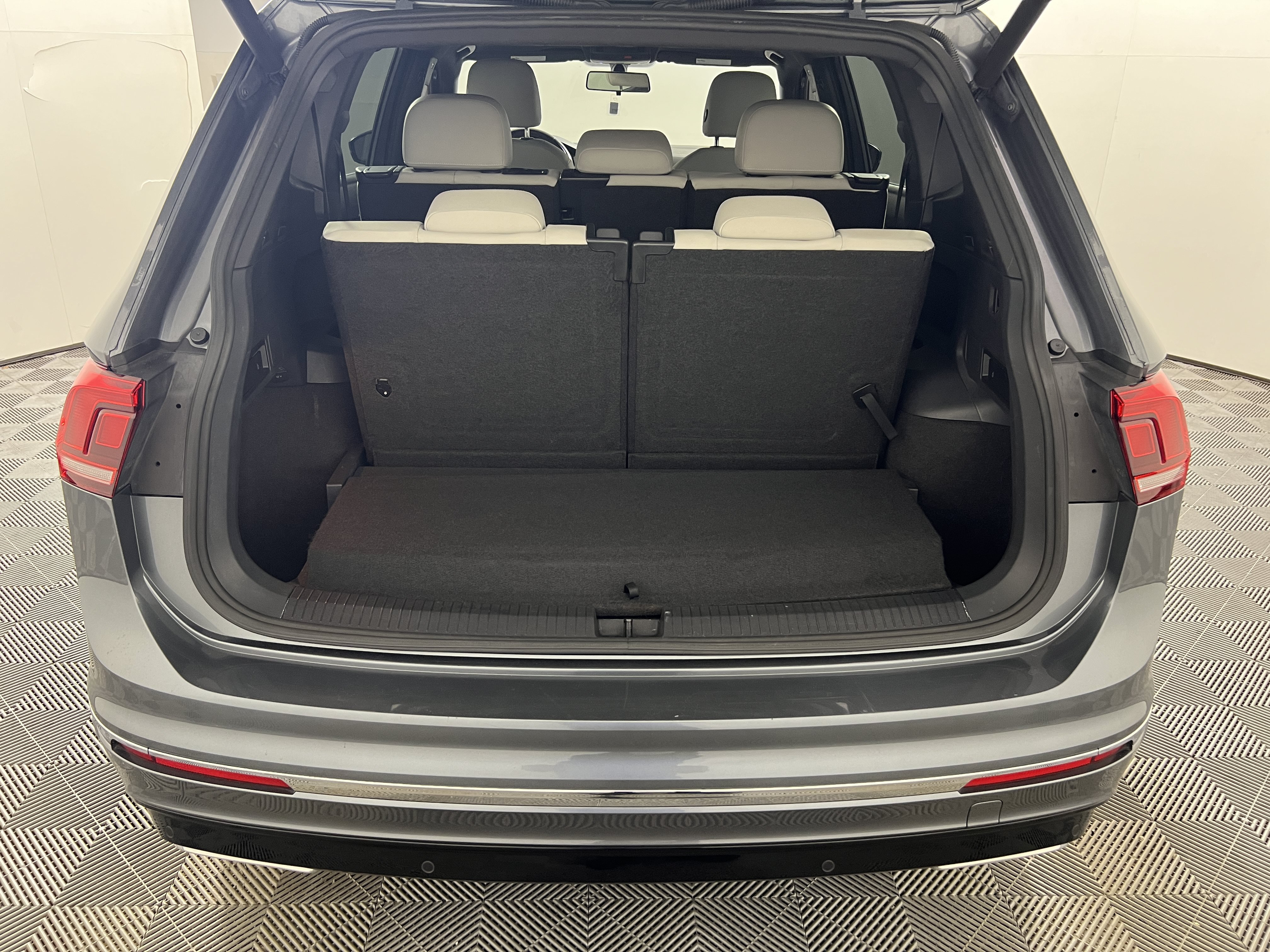 Used 2018 Volkswagen Tiguan SEL w/ R-Line Package FWD image 19