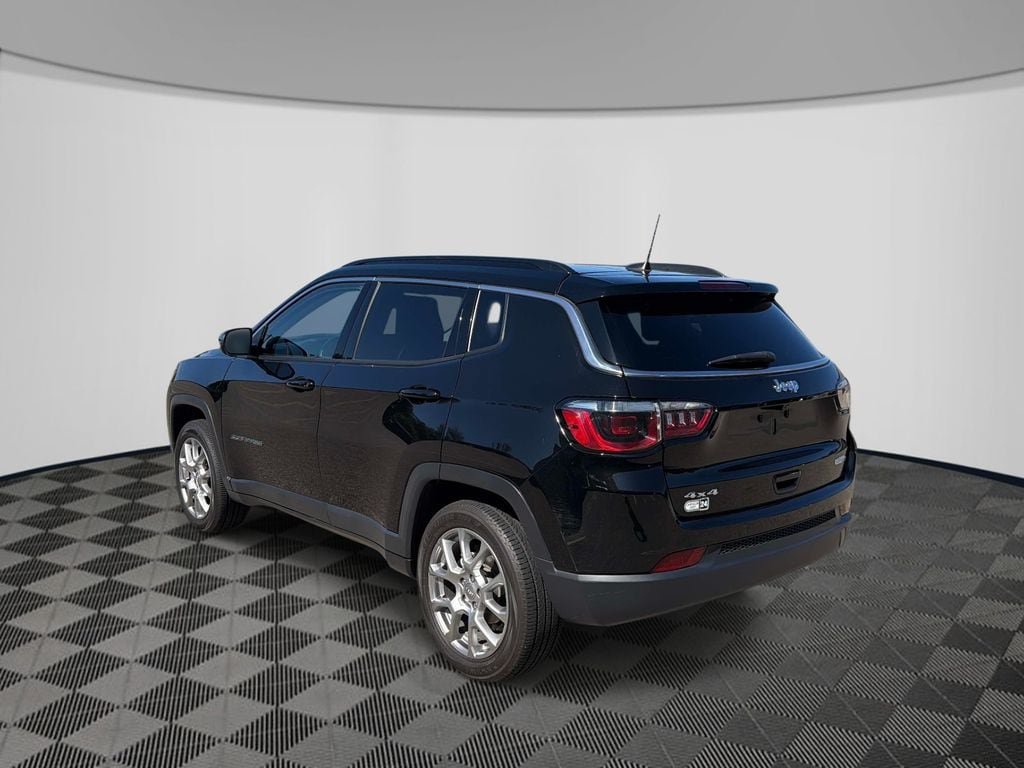Certified 2022 Jeep Compass Latitude w/ Sun and Sound Group AWD/4WD image 3