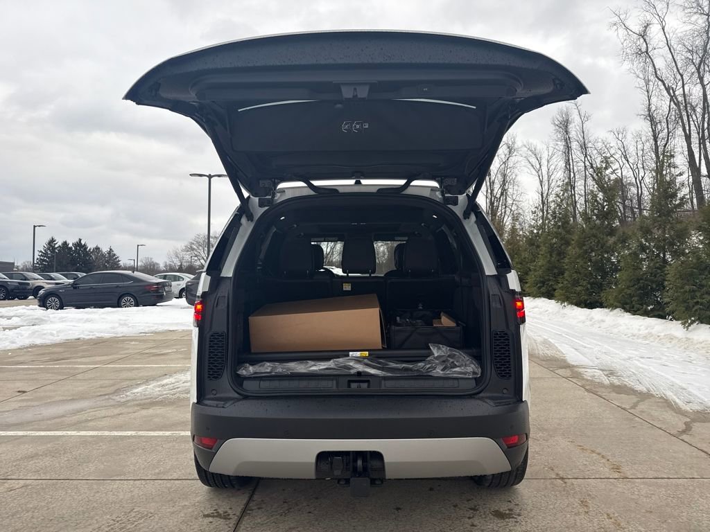 New 2026 Land Rover Discovery S image 9