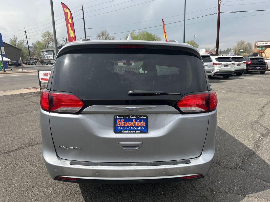 Used 2018 Chrysler Pacifica Touring-L FWD image 16