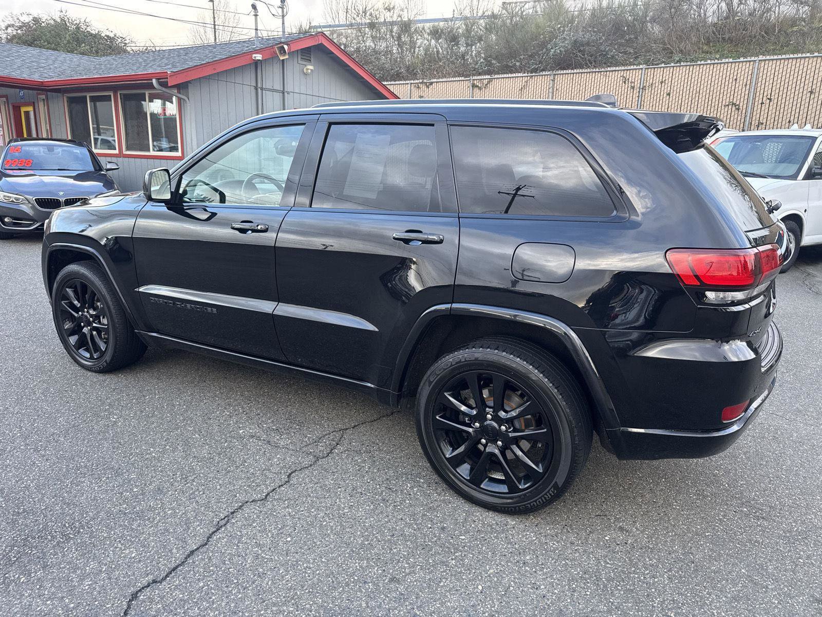 Used 2018 Jeep Grand Cherokee Altitude image 11