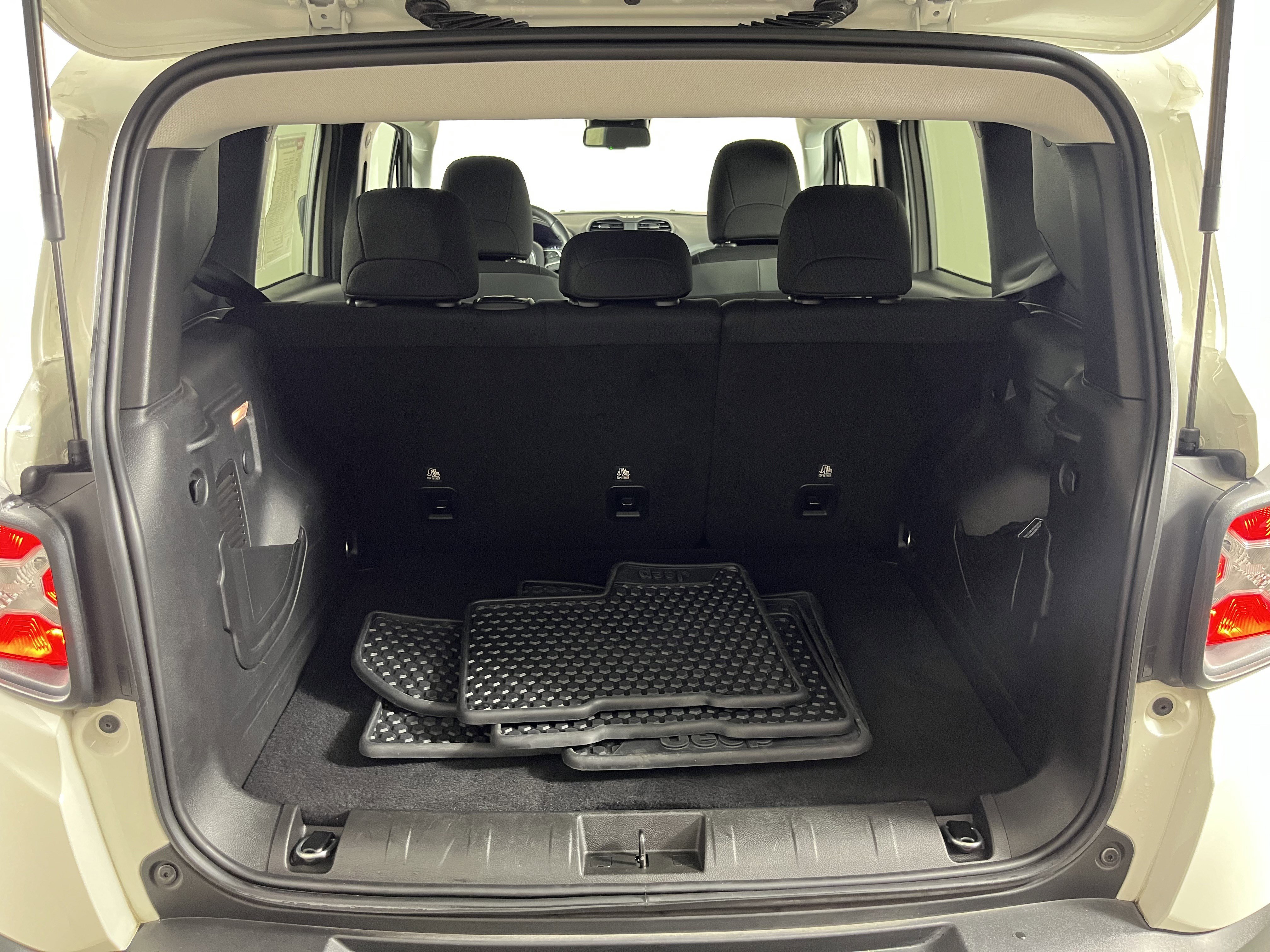 Used 2023 Jeep Renegade Latitude w/ Premium Group AWD/4WD image 27