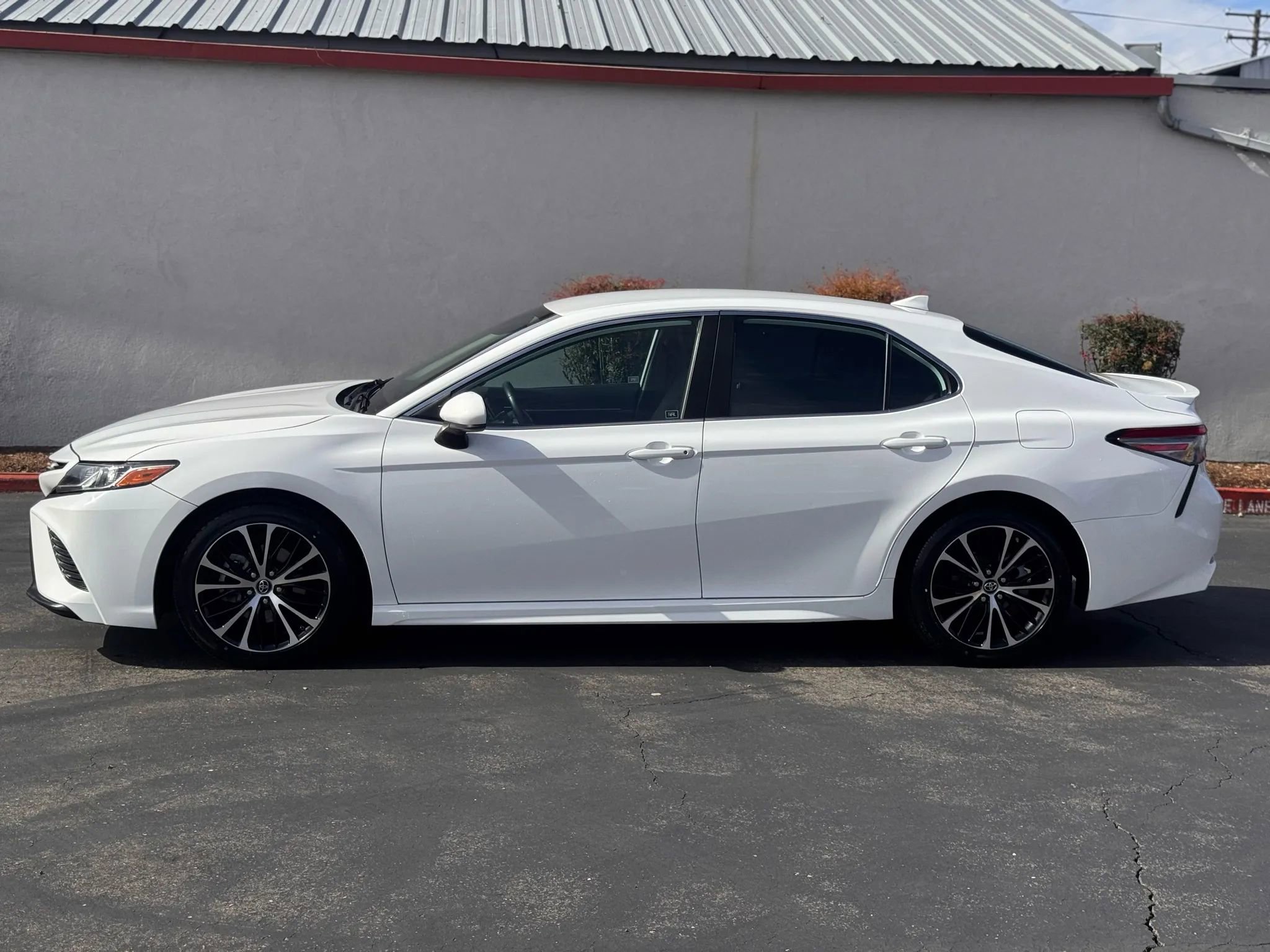 Used 2019 Toyota Camry SE image 3