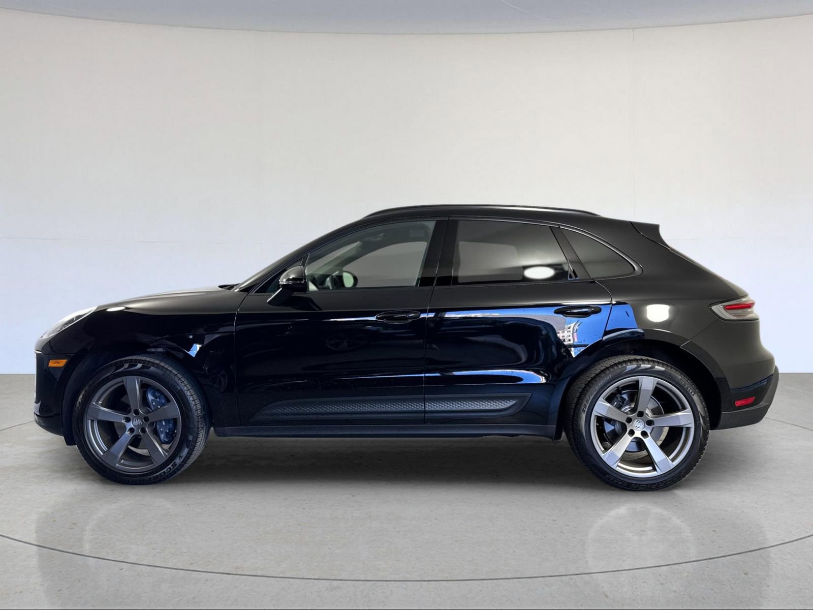 Certified 2025 Porsche Macan image 2