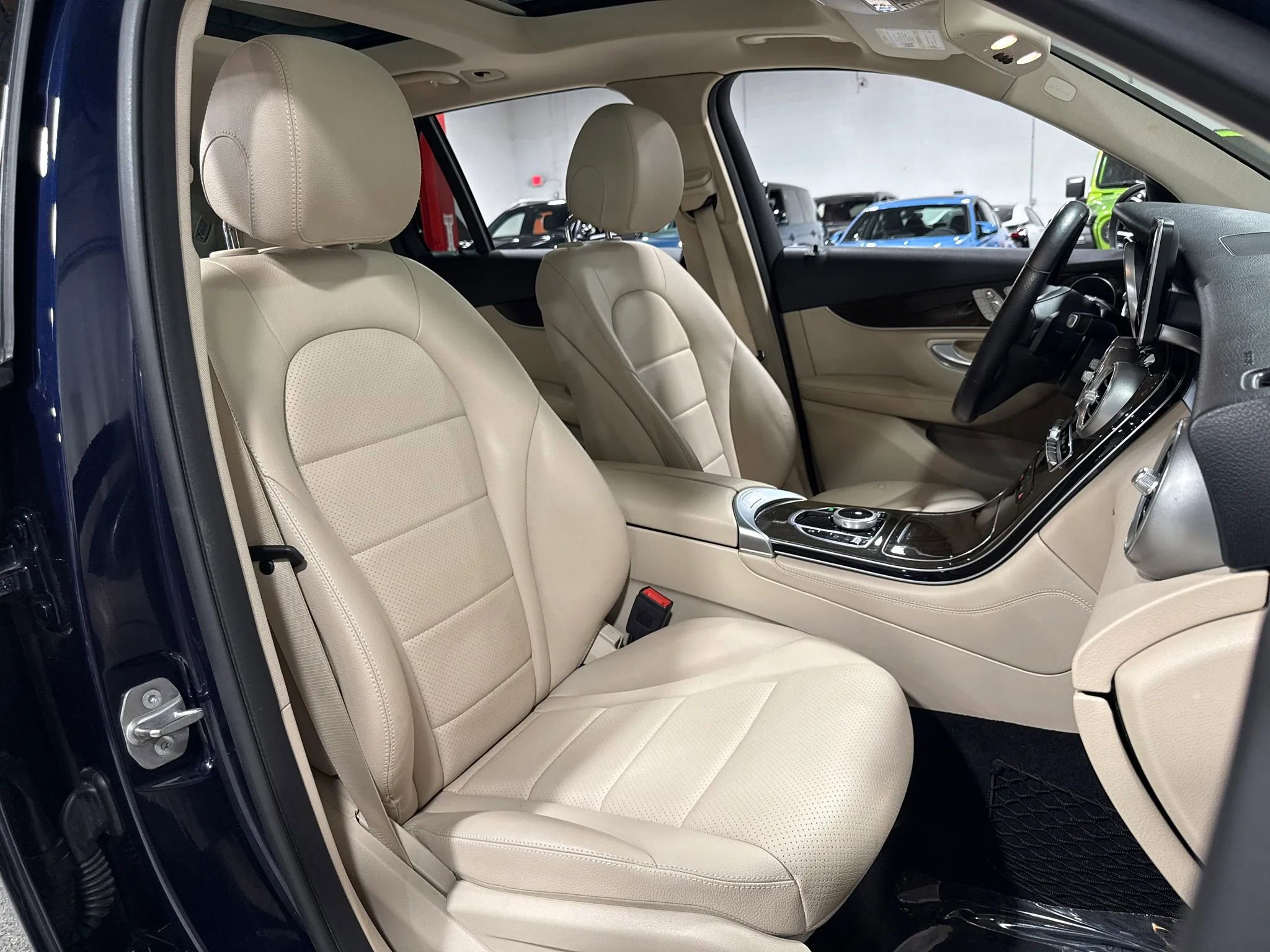 Used 2019 Mercedes-Benz GLC 300 4MATIC w/ Premium Package image 39
